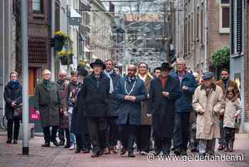 Eerste Holocaust-herdenking in Arnhem druk bezocht: ‘nooit weer zoiets als Auschwitz’