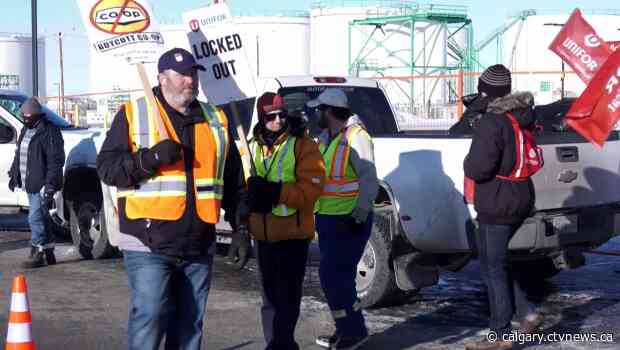 Federated Co-operators union members march on picket line in Carseland