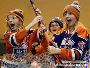 Fans wait overnight, rush for Oilers autographs at mall