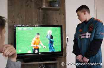 Weggeduwde ballenjongen Justian bekent schuld: ‘Ik heb wel een beetje tijd gerekt tegen Ajax’