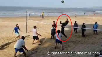 Akshay Kumar plays volleyball on the beach, shares fitness mantra