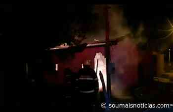 Casa é tomada pelas chamas e fica destruída em Araguaina - Sou Mais Notícias