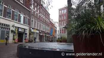 Boete voor vozend, dronken stel tussen winkelend publiek in Arnhem