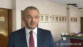 Cyn-arweinydd Cyngor Sir y Fflint wedi torri cod ymddygiad