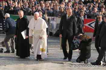 Papa Francesco e lo schiaffo alla fedele, da Grandate don Roberto lo difende - Giornale di Como