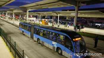 Homem morre após ser atropelado por ônibus do BRT no Terminal Alvorada; pista ficou interditada por cerca de 3 horas - Extra