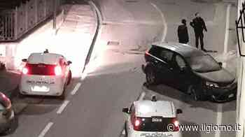 Erba, finiscono contro il muro e abbandonano l'auto in mezzo alla strada - IL GIORNO