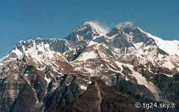 Everest, cresce l'erba attorno alla montagna più alta del mondo - Sky Tg24