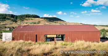 w design merges landscape with architecture to create barn-like house in south africa - Designboom
