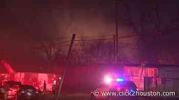 Families displaced after fire spreads to several homes in southeast Houston, officials say - KPRC Click2Houston