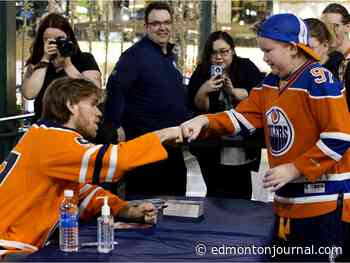 Fans wait overnight, rush for Oilers autographs at mall - Edmonton Journal