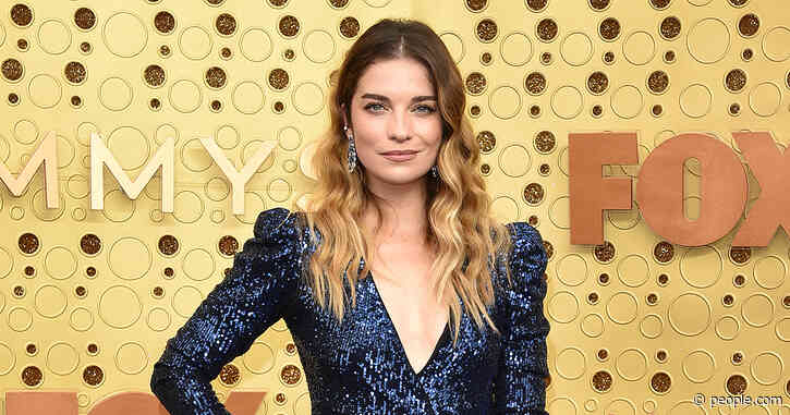 Annie Murphy Says She Had $3 in Her Bank Account Before Landing Schitt's Creek: 'Quite Bleak'