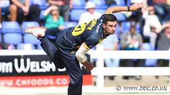 Ruaidhri Smith: Glamorgan & Scotland all-rounder signs new county contract