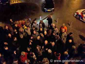 Massale toestroom bij raadsvergadering Heumen uit protest tegen windmolens, mensen mogen niet meer naar binnen
