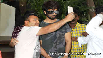 Shahid Kapoor clicks selfies with fans post workout session