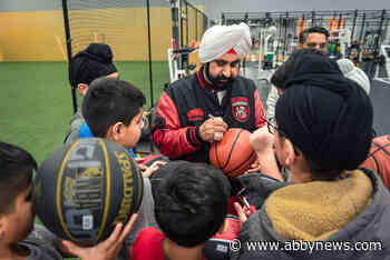 VIDEO/PHOTOS: Raptors ‘superfan’ Bhatia meets basketball players in Surrey