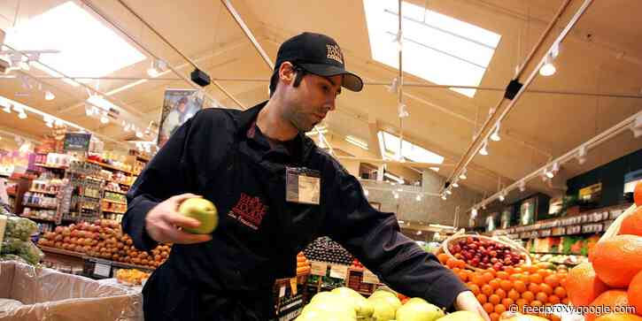 Amazon just gave a big signal that it's going to step up its grocery business, and it could be a wake up call for competitors like Albertsons and Kroger (AMZN)