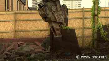 Peace wall demolished in Belfast - BBC News