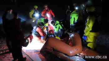 6 snowmobilers survive after plunging into Quebec lake