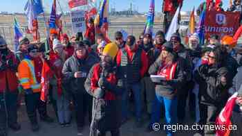 Federal NDP leader visits Unifor workers; Moe will bring in mediator if blockades come down