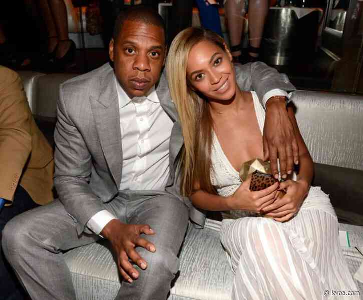Beyoncé, Jay-Z sit during national anthem at Super Bowl