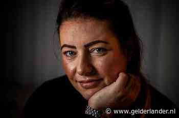 Raquel (31) ging twee keer per week onder de zonnebank, nu heeft ze huidkanker