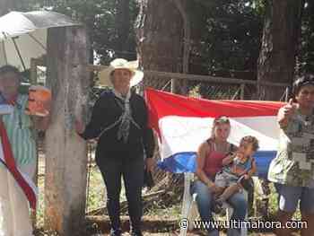 Coronel Bogado: Ciudadanos se encadenan y exigen salida de director de hospital - ÚltimaHora.com