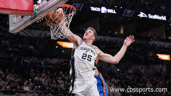 Spurs' Jakob Poeltl forgets jersey when he checks into game against Clippers