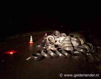 ‘Asociale bestuurder’ dumpt laadbak vol autobanden in Zoelen