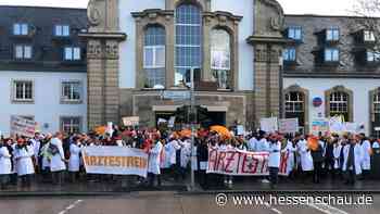 Hunderte Klinikärzte streiken für mehr Geld und weniger Stress - hessenschau.de