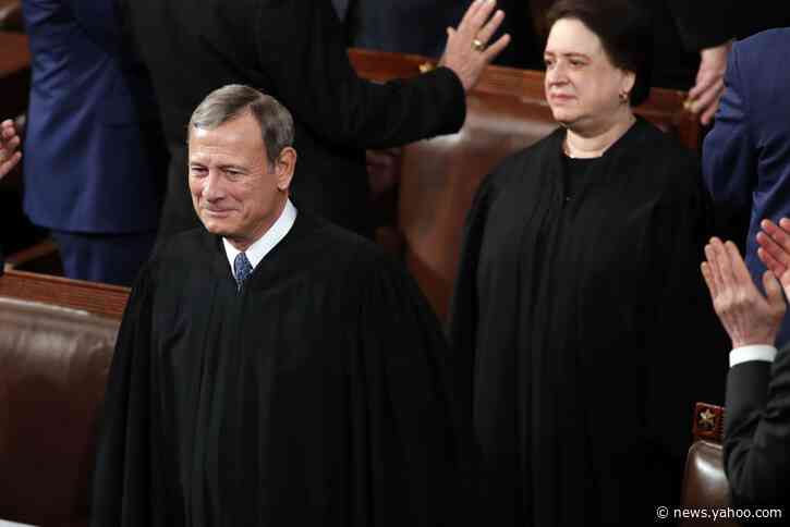 Sans gavel, Roberts is among 4 justices at Trump speech