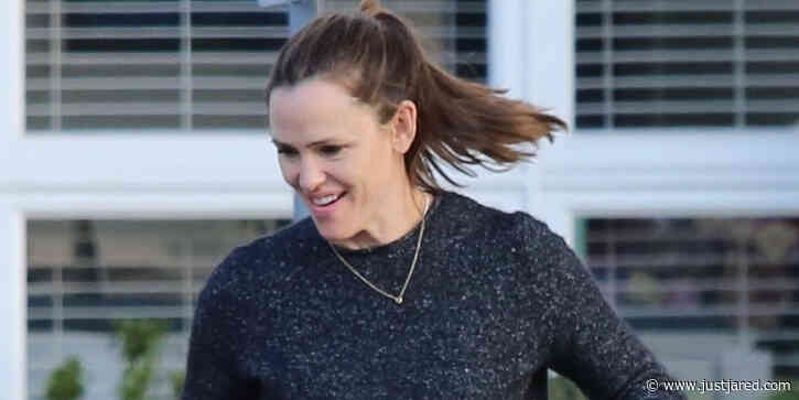 Jennifer Garner Loads Boxes of Girl Scout Cookies Into Her Car