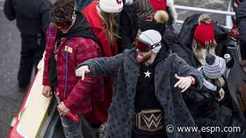 Kelce, Chiefs party with fans at victory parade