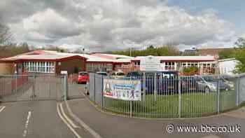 Athro wedi'i saethu gan wn aer yng Nghaerdydd