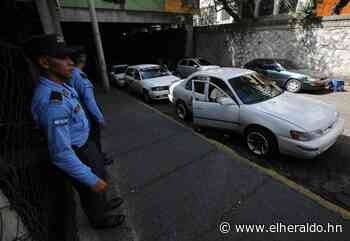 Dos agentes resguardan a taxistas del punto Los Dolores-Buenos Aires - ElHeraldo.hn