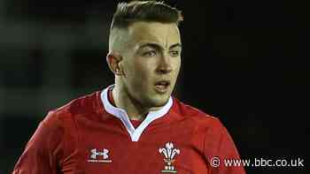 Cardiff Blues sign Worcester's Wales U20s fly-half Luke Scully - BBC News