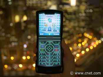 How to transform new Moto Razr into the original with Retro Razr mode     - CNET