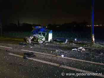 Twee gewonden na aanrijding bij Ulft waarbij tractor doormidden breekt