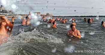 More people try cold water swimming as an 'exhilarating' way to clear the mind