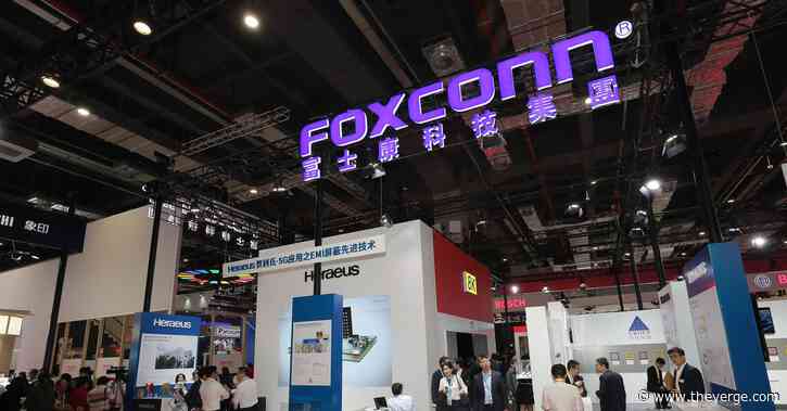 iPhone maker Foxconn tells Shenzhen staff not to return to work