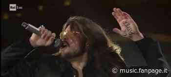 “Ok Boomer”, Vito Dell’Erba replica sul palco a Matteo Salvini dopo gli attacchi a Junior Cally - Music Fanpage