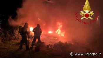 Erba, brucia un'auto in un giardino: paura in via Barzaghi - IL GIORNO