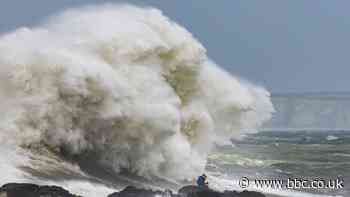 Canslo trenau wrth i Storm Ciara agosáu