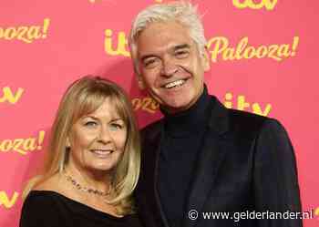 Britse tv-veteraan komt uit de kast na 27 jaar huwelijk: ‘Ik slaap niet’