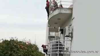 Video: una mujer casi cae desde un balcón en Buenos Aires pero logró ser rescatada - Los Andes (Mendoza)