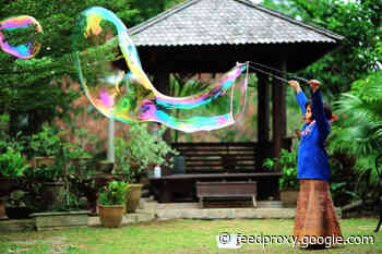 Physicists Discover Why This Bubble Solution Makes Monster Bubbles