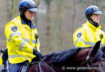 Geschrokken politiepaard trapt wielrenner in gezicht,  slachtoffer loopt zwaar letsel op