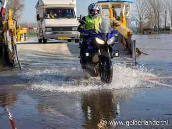 Hoogwater nekt veerdiensten in de IJssel: pontjes Wijhe en Bronkhorst uit de vaart
