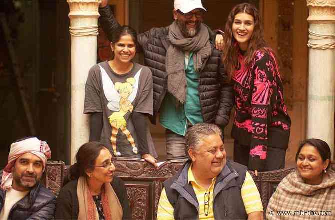 Mimi: Kriti Sanon shares some happy pictures with the team of the film