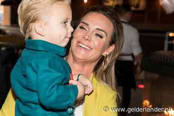 Monique en kleine André genieten van optreden André Hazes op Curaçao